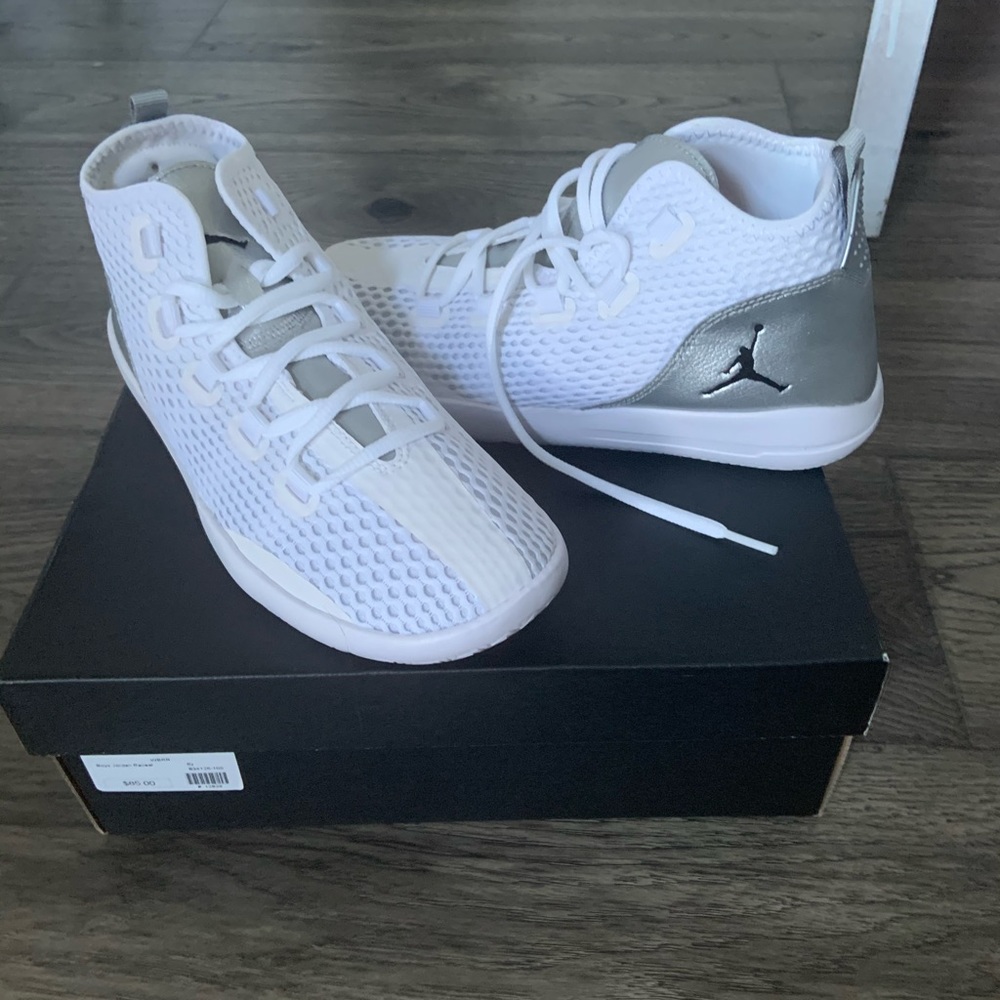 Never worn Jordans unisex